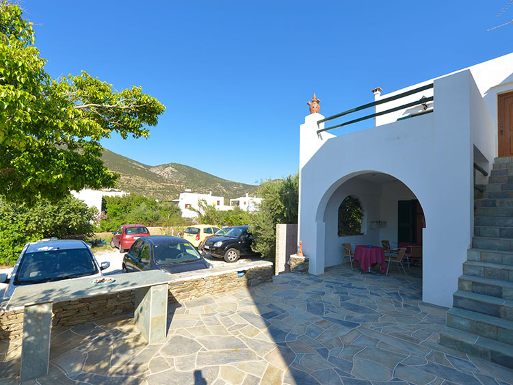 Cyclades Beach apartments in Sifnos - Yard and parking lot